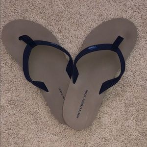 Southern tide flip flops size 7